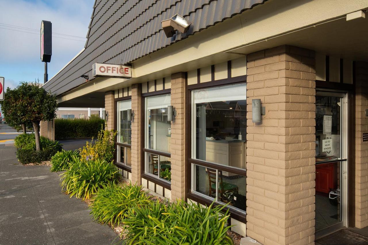 Super 8 By Wyndham Eureka Hotell Exteriör bild
