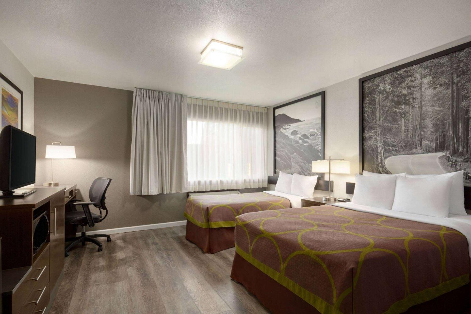 Super 8 By Wyndham Eureka Hotell Exteriör bild