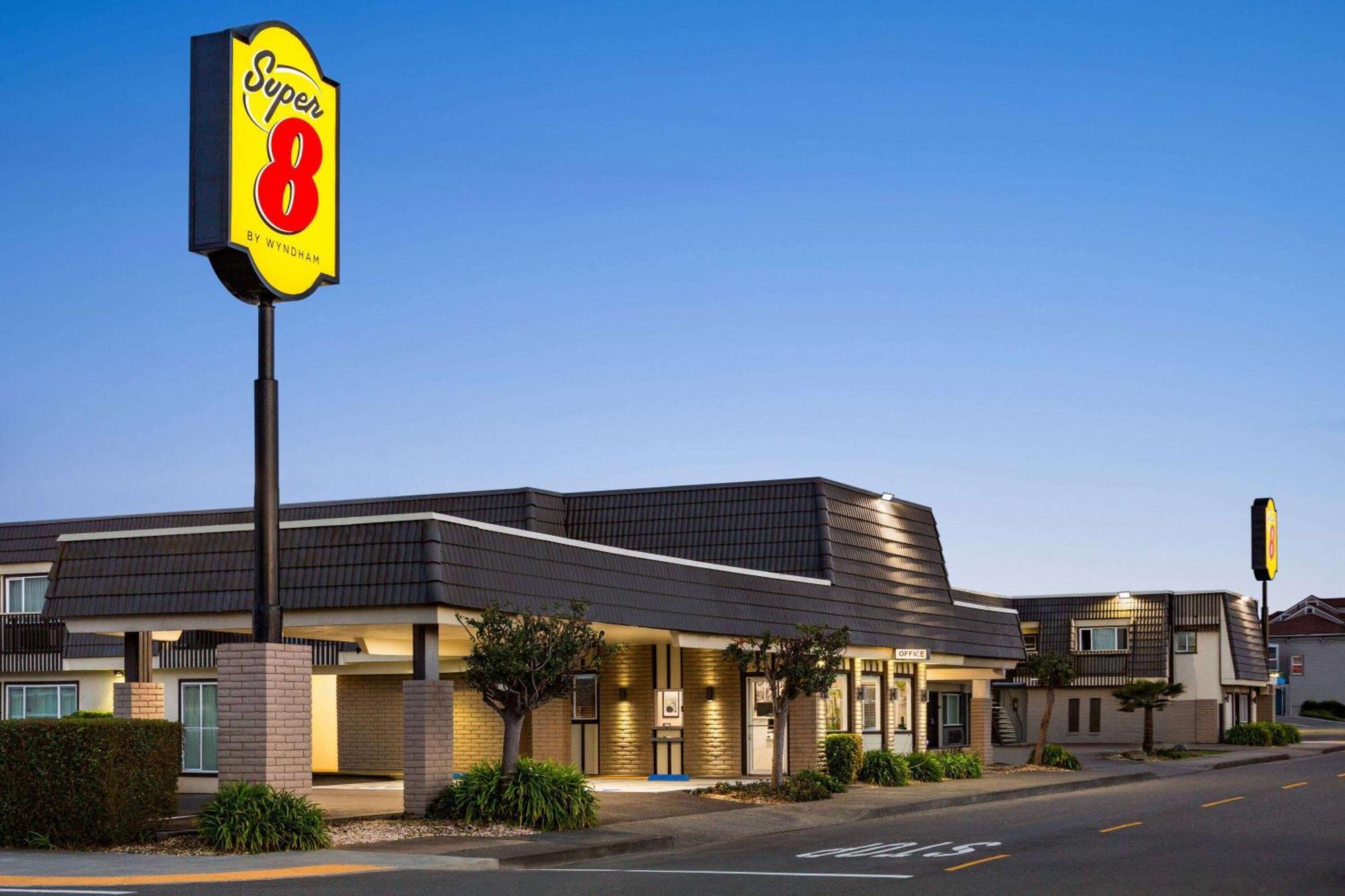 Super 8 By Wyndham Eureka Hotell Exteriör bild